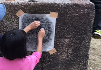 大阪城公園内　刻印石の拓本体験