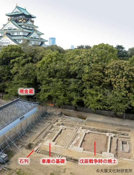 天守閣と調査地（南東から）