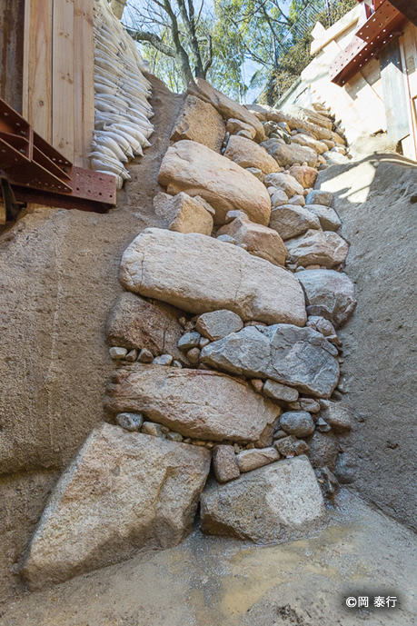 写真4. 第2次調査で発掘された豊臣石垣の隅角部
