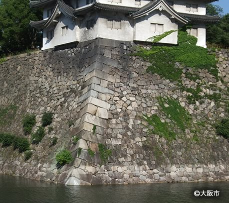 写真4．乾櫓の建つ石垣