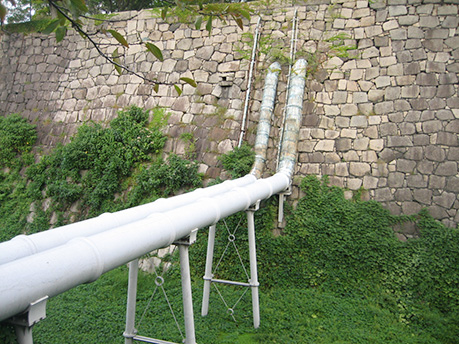 写真３．空堀を横切る配水管