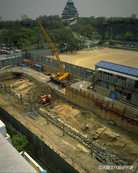 写真２．追手門学院小学校で発掘された豊臣時代石垣の状況（西から）