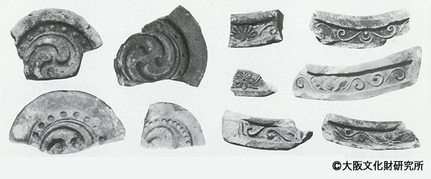 写真1．指定された豊臣大坂城詰ノ丸出土の軒丸瓦・軒平瓦