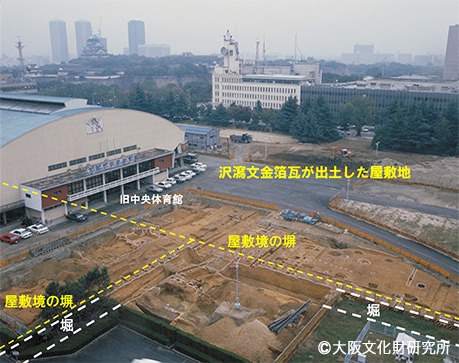 写真4．旧大阪市立中央体育館敷地（現大阪歴史博物館・NHK大阪放送局敷地）で見つかった堀と塀（1988年撮影）