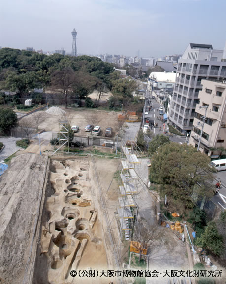 写真１．「前方部」で見つかった井戸（東から）