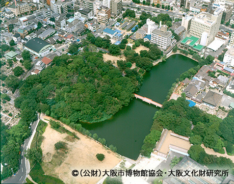 写真２．茶臼山全景、河底池に架かる橋は和気橋（南西から）