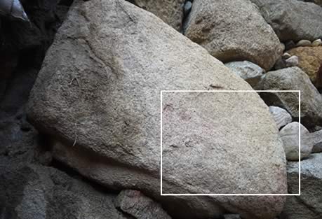 写真１．石垣に使われている礎石の表面状況（右は拡大写真）