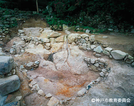 写真１．湯山遺跡で発見された岩風呂