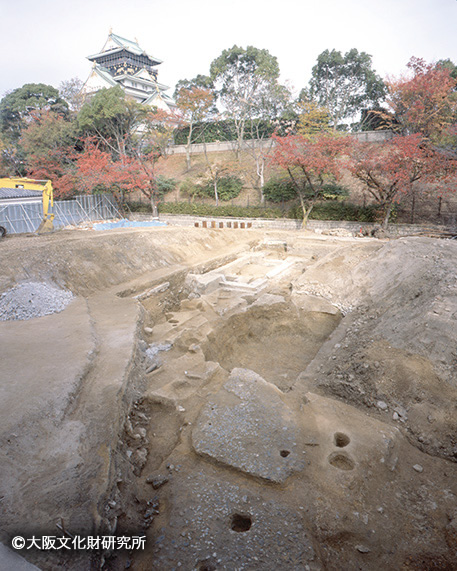 写真③．砂利敷き通路跡の調査状況（南東から）平成26年度調査