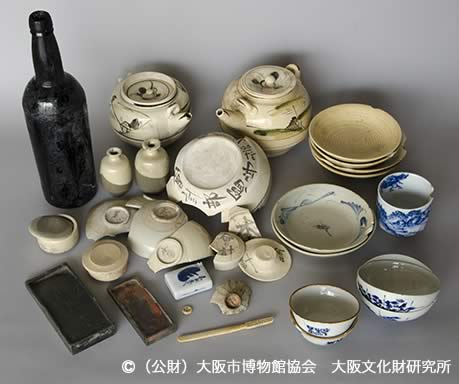 写真２．ごみ捨て穴から見つかった品