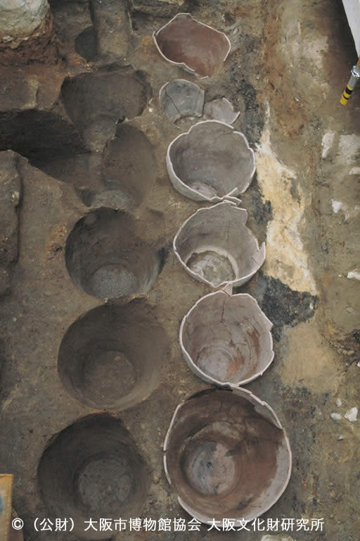 写真１．道修町１丁目で見つかった埋甕