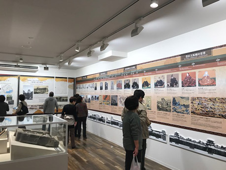 写真４．B面のパネル展示風景