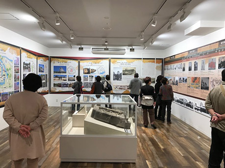 写真５．展示ケースとC・D面のパネル展示風景