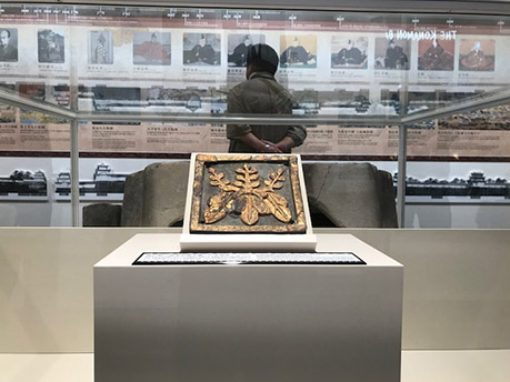 写真１．ミライザ大阪城展示室の桐文方形飾瓦