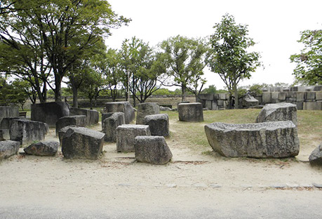 写真１．刻印石広場（南から）