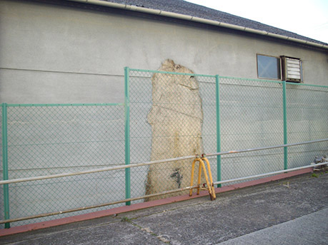 写真４．建物の壁に利用された残念石
