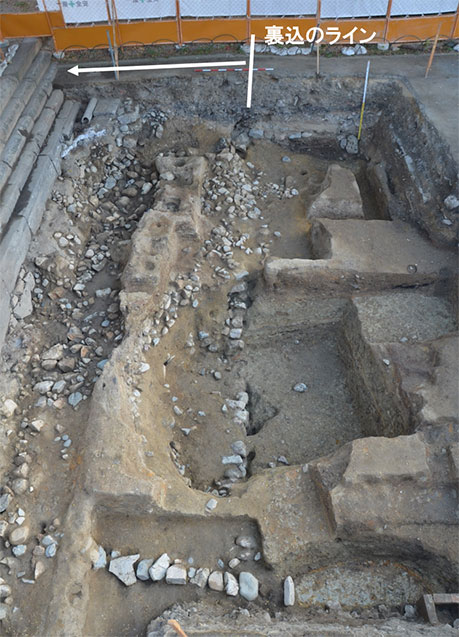 写真１．豊臣石垣公開現場で見つかった徳川期の裏込（北から）