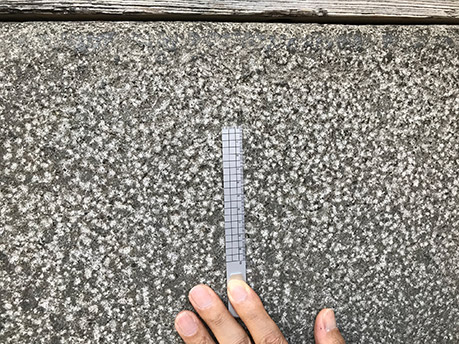写真２．金明水井筒表面の調整痕（白い斑点が工具の痕）