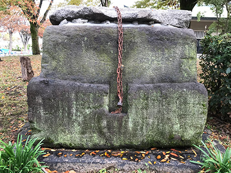 写真３．修道館西の井筒の調整痕（西から）