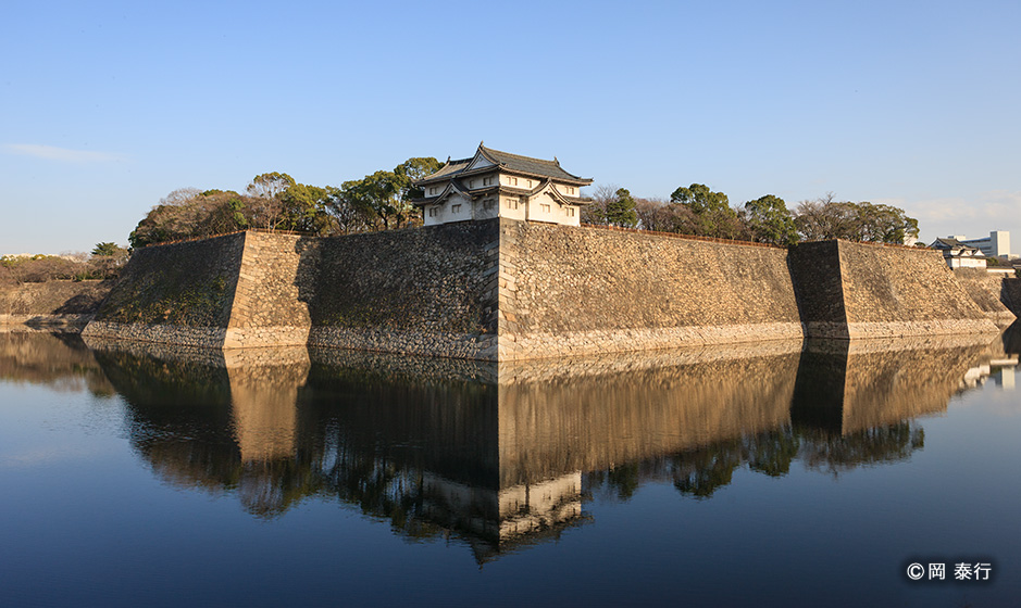 二の丸水堀越しに見る乾櫓