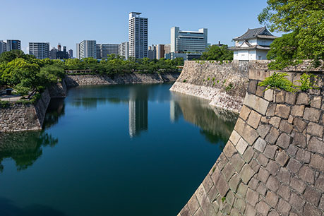 写真７．玉造口の雁木上から望む南外堀と一番櫓