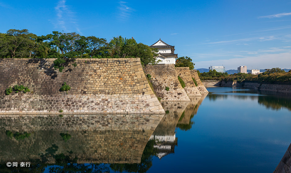 写真１．南外堀を睨む六番櫓と屏風折れの石垣