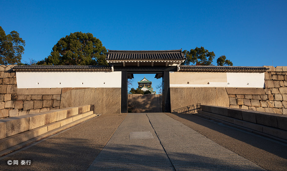 写真２．桜門を額縁に蛸石と天守を望む